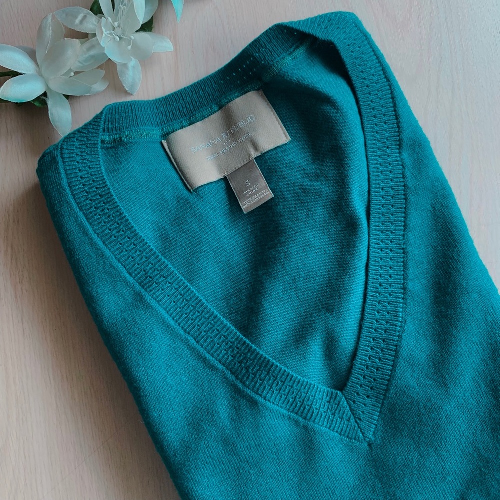 Banana Republic Teal 100% Merino Wool V-Neck Sweater